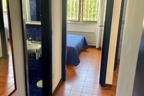 3 bedrooms, bed sheets - N270 - Numana, four-room villa with garden (Numana)