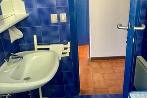 Douche, bidet, serviettes fournies