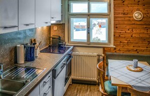Jääkaappi, uuni, astianpesukone, kahvin-/teenkeitin