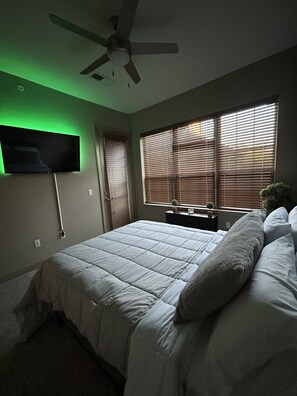 Room - Poolside Paradise near Mall of America & MSP (Minneapolis)