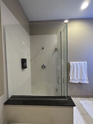 Haartrockner, Handtücher, Seife, Toilettenpapier