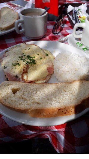 Se ofrece un desayuno a la carta (13000 COP por persona)