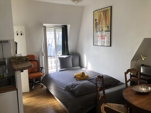 1 slaapkamer, een strijkplank/strijkijzer, gratis wifi, beddengoed