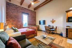 1 bedroom, iron/ironing board, free WiFi, bed sheets - King size suite with kitchenette (Amity)