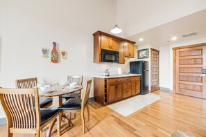 Dining - Amity Flats #4: Nekia Flat (Amity)