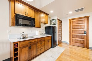 Réfrigérateur, micro-ondes, plaque de cuisson, cafetière/bouilloire