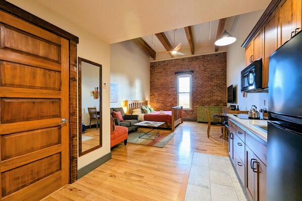 Interior - King size suite with kitchenette (Amity)