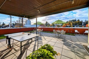 Outdoor dining - King size suite with kitchenette (Amity)