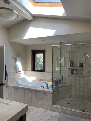 Shower, hair dryer, towels, soap - Summer Rental Beach House -  Beautiful Laguna Beach (Laguna Beach)