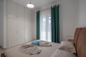 Cortines opaques, planxa i posts de planxar i wifi gratuïta 