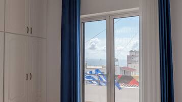 Familie suite | Individueel gedecoreerd, individueel gemeubileerd, een laptopwerkplek