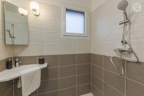 Shower, hair dryer, towels - LE Moulin - Villard D'hery (VILLARD D'HERY)