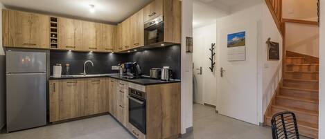 Geladeira, micro-ondas, fogão, cooktop