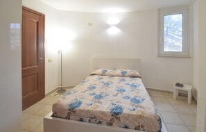 1 dormitori, un bressol de viatge i roba de llit 