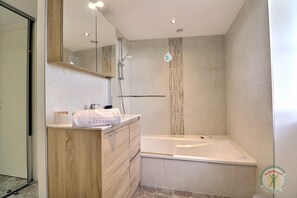 Douche, sèche-cheveux, serviettes fournies