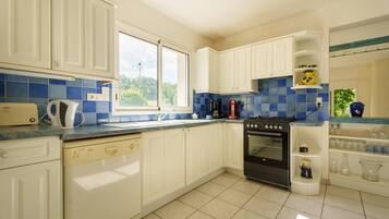 Réfrigérateur, micro-ondes, four, lave-vaisselle