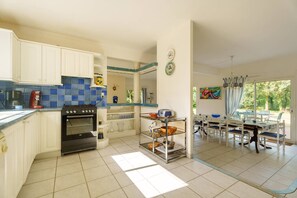 ثلاجة، فرن، غسالة أطباق، محمصة خبز