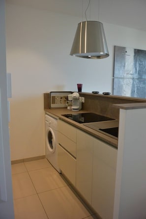 Refrigerador, microondas, horno y comedor