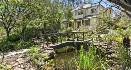 Beautiful Architecturally Designed Cottage in Blue Mountains w/ Valley Views