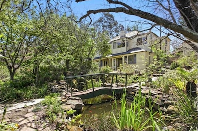 Beautiful Architecturally Designed Cottage in Blue Mountains w/ Valley Views