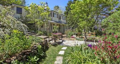 Beautiful Architecturally Designed Cottage in Blue Mountains w/ Valley Views