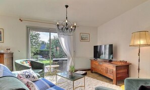 Tv, dvd-spelare och böcker