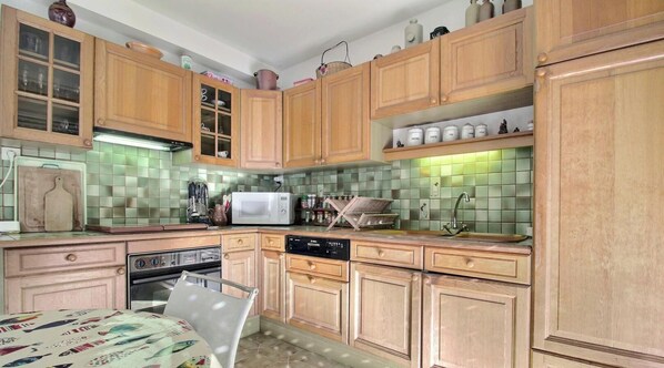 Kylskåp, mikrovågsugn, ugn och spishäll