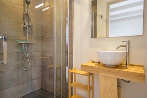 Douche, sèche-cheveux