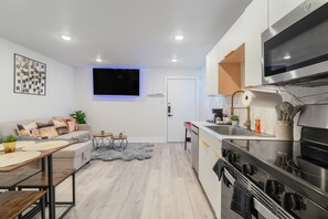 Private kitchen - Downtown Modern Cozy Apartment (Dallas)