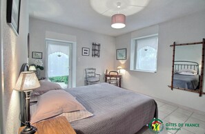 2 bedrooms, iron/ironing board, free WiFi, bed sheets