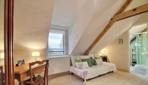 2 makuuhuonetta, silitysrauta/-lauta, ilmainen Wi-Fi, vuodevaatteet