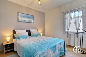 5 bedrooms, iron/ironing board, free WiFi, bed sheets