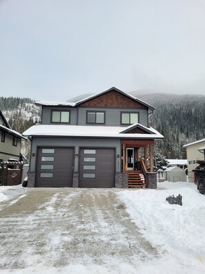 Exterior - Welcome to The Aspen Chalet! A modern and cozy retreat at the base of RMR. (Revelstoke)