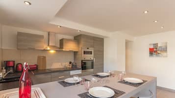 Een koelkast, een microgolfoven, een oven, een kookplaat