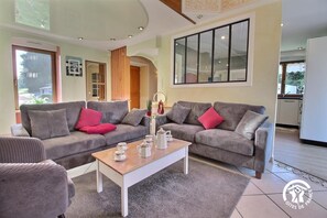 Televisio, takka, DVD-soitin, stereot