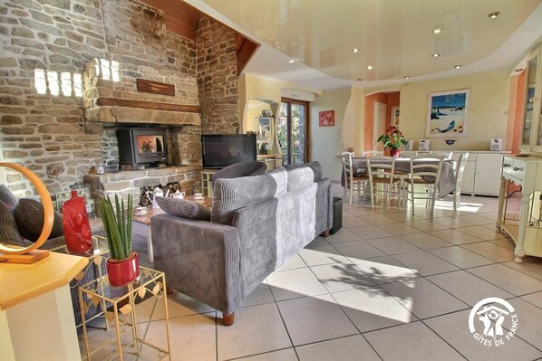 Televisio, takka, DVD-soitin, stereot