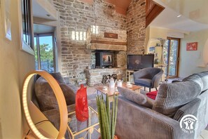 TV, caminetto, lettore DVD, impianto stereo