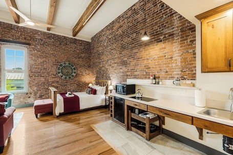 Iron/ironing board, travel cot, free WiFi, bed sheets. Amity Flats #5: Yamhill Flat