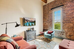 Smart TV, table tennis - Amity Flats #5: Yamhill Flat (Amity)