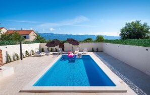 A heated pool - Lovely home in Podgradina with WiFi (Podgradina)