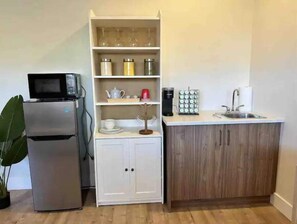Fridge, cookware/dishes/utensils