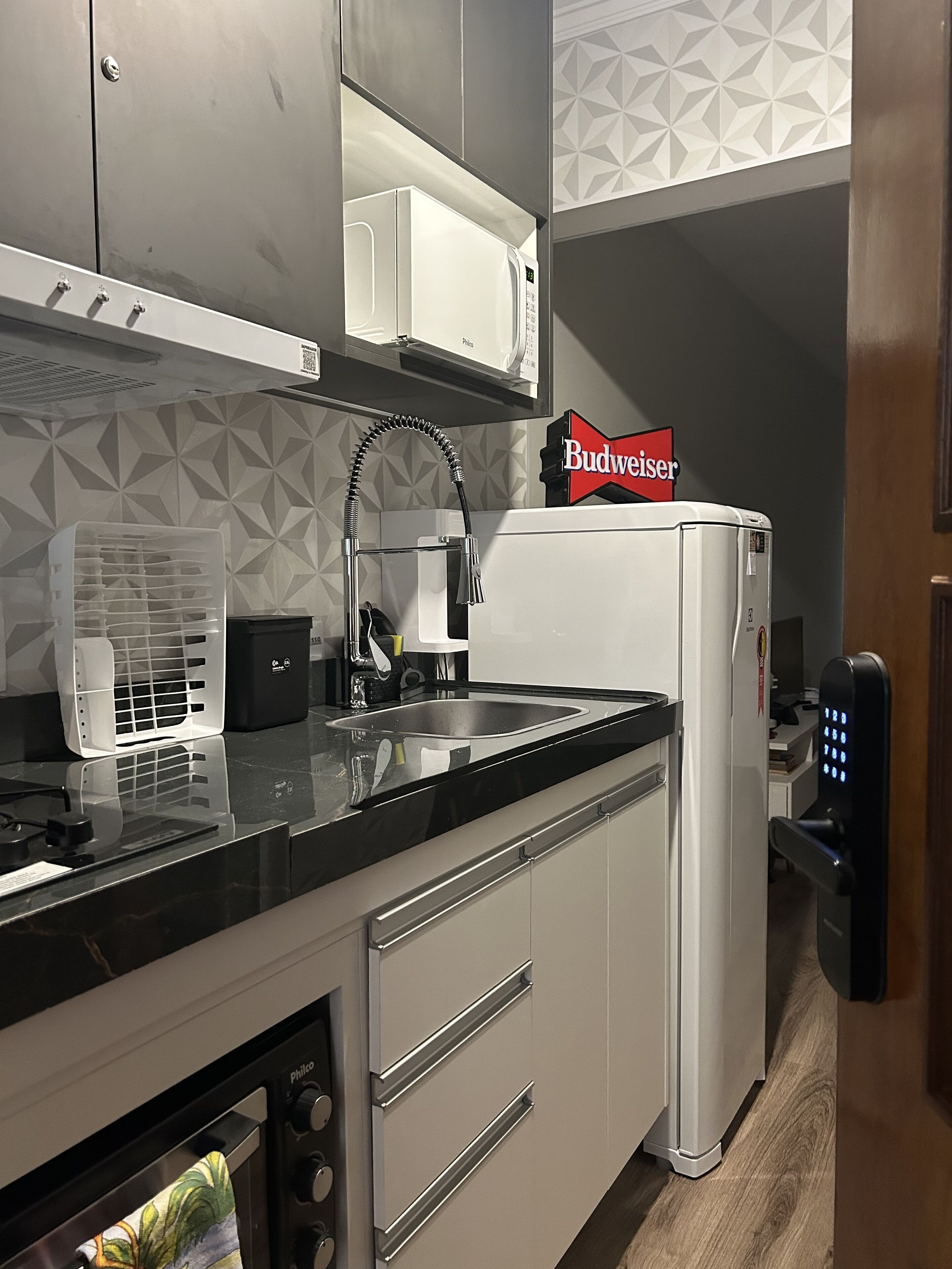 Jääkaappi, mikroaaltouuni, uuni, liesi