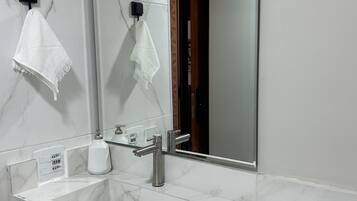 Secadora de cabello, toallas, jabón, shampoo