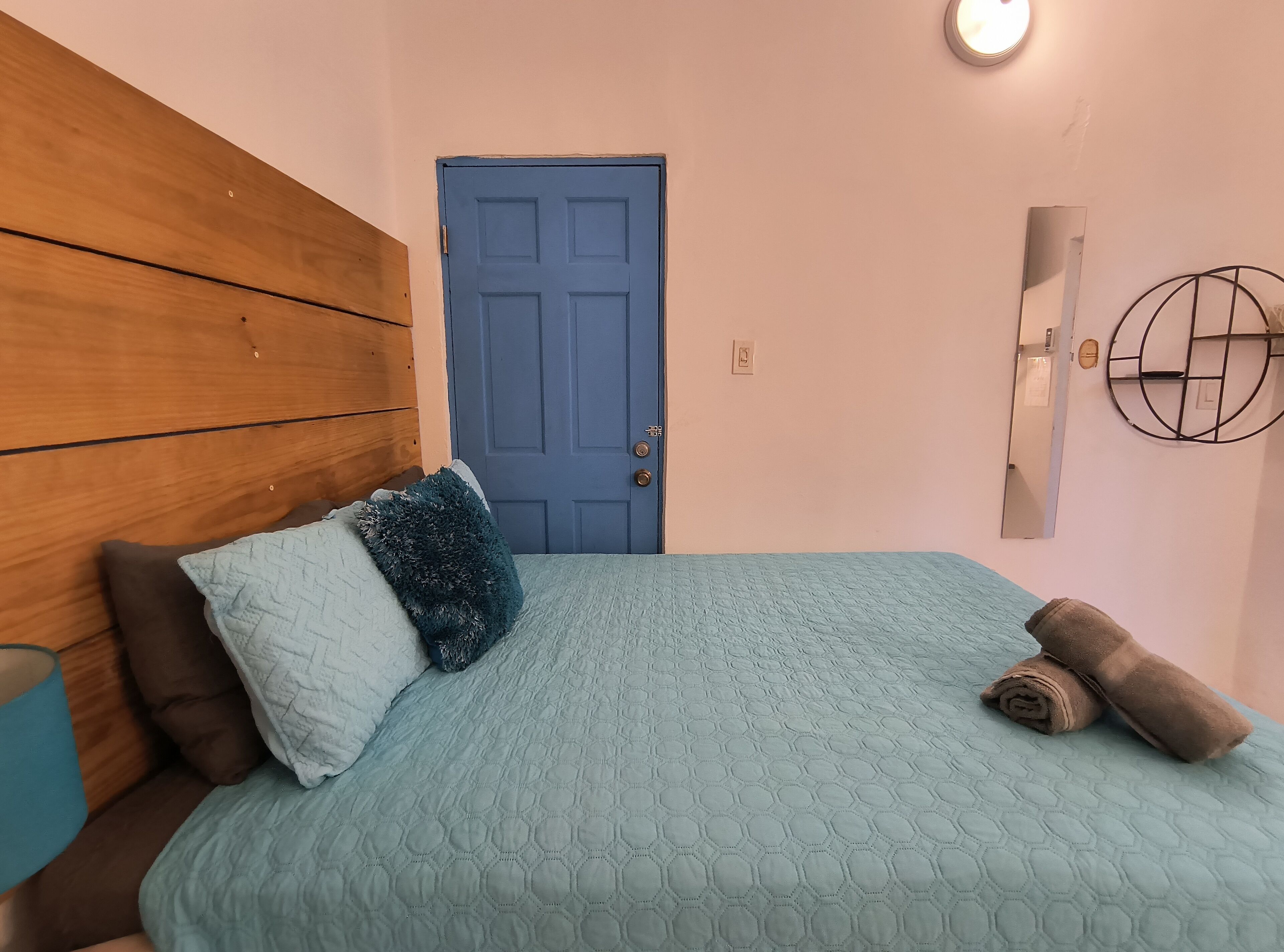 1 habitación, escritorio, tabla de planchar con plancha y wifi gratis 