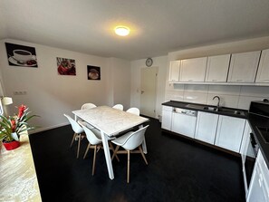 Mikrobølgeovn, ovn, kokeplater og oppvaskmaskin