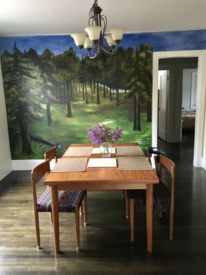 Dining - Comfortable house with gardens (Oakland)