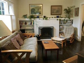 Living area - Comfortable house with gardens (Oakland)