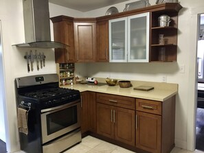 Private kitchen - Comfortable house with gardens (Oakland)