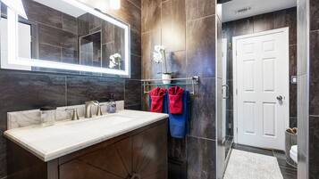 Suihku, pyyhkeet, saippua, sampoo