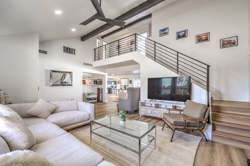 Grand 5BR/4BA Pool Home: Sleeps 14 & Perfect for Families near Strip!